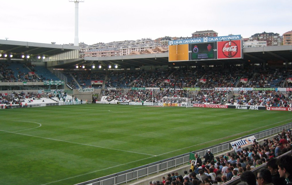 Real Racing Club team lines up prior to the La Liga SmartBank match between  Real Racing Club and CD Tenerife at El Sardinero Stadium on January 27, 20  Stock Photo - Alamy